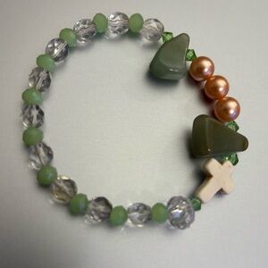 Elegant Green and Pearl Beaded Bracelet
